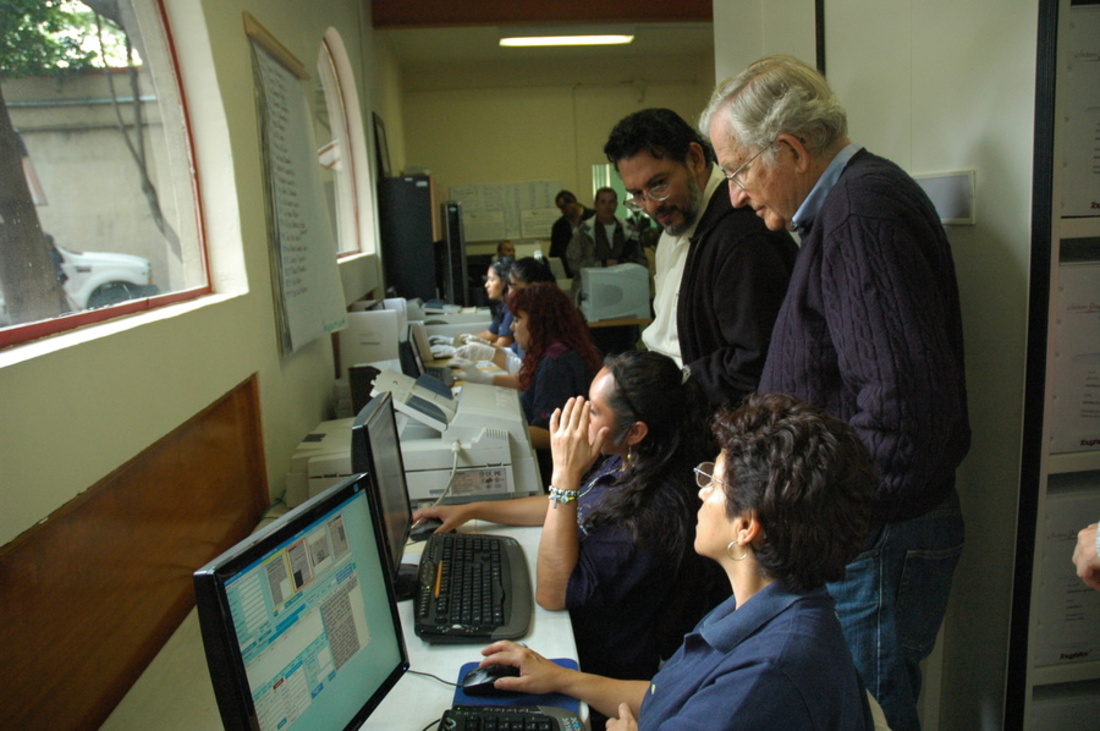 <p>Noam Chomsky observando el proceso de digitalización en las instalaciones del CAMeNA (21 de septiembre de 2009).</p>