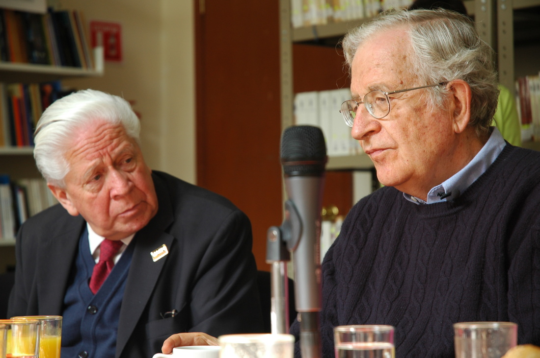 <p>Charla entre Noam Chomsky y Manuel Pérez Rocha, ex rector de la UACM, luego de haber visitado el CAMeNA (21 de septiembre de 2009)</p>